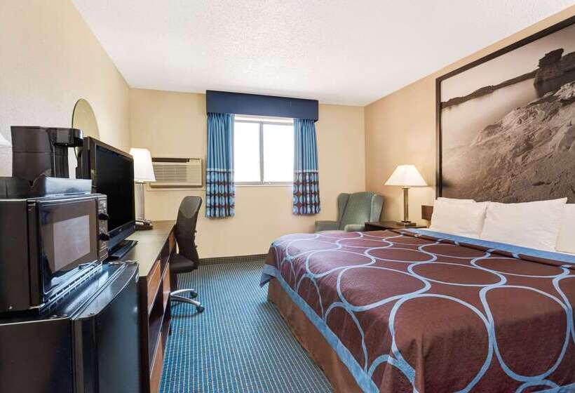 Отель Super 8 By Wyndham Hutchinson