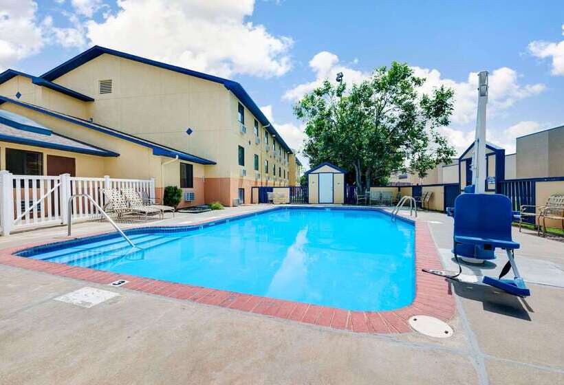 Отель Super 8 By Wyndham Hutchinson