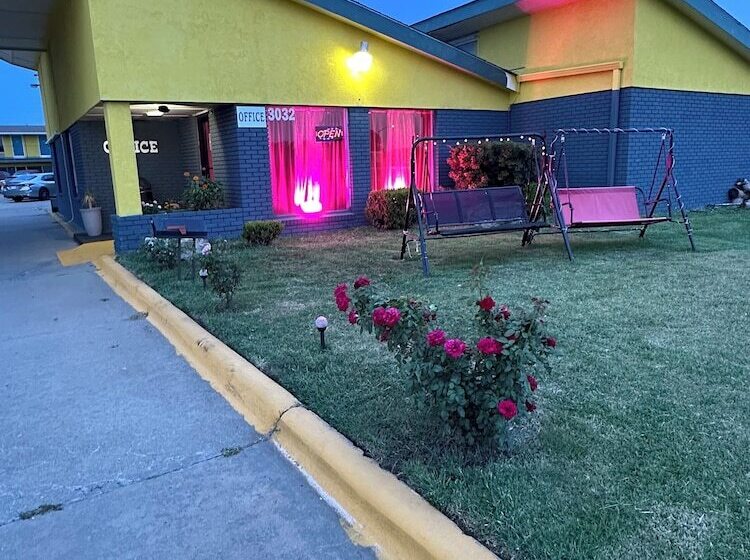 בית מלון כפרי Travel Inn & Suites