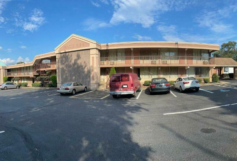 فندق Travelers Inn