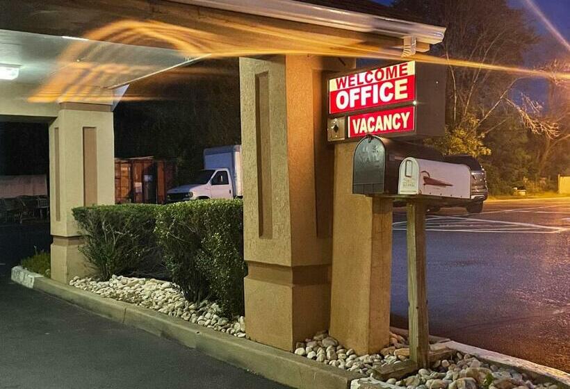 فندق Travelers Inn