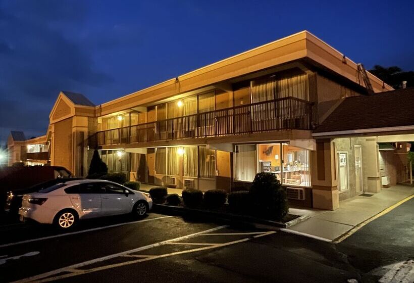 فندق Travelers Inn