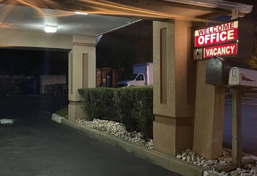 فندق Travelers Inn