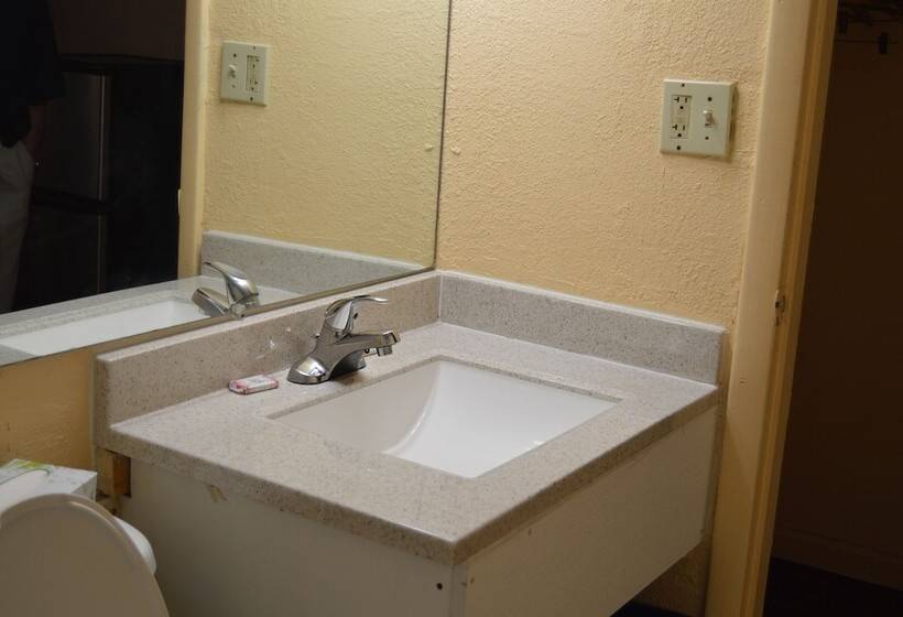 فندق Travelers Inn