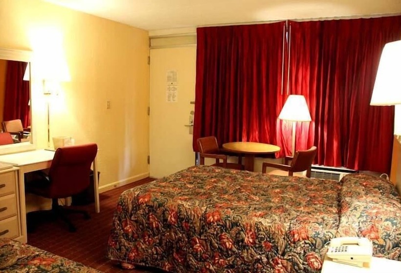 فندق Travelers Inn