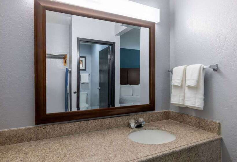 فندق Travelodge By Wyndham Brooklyn Center