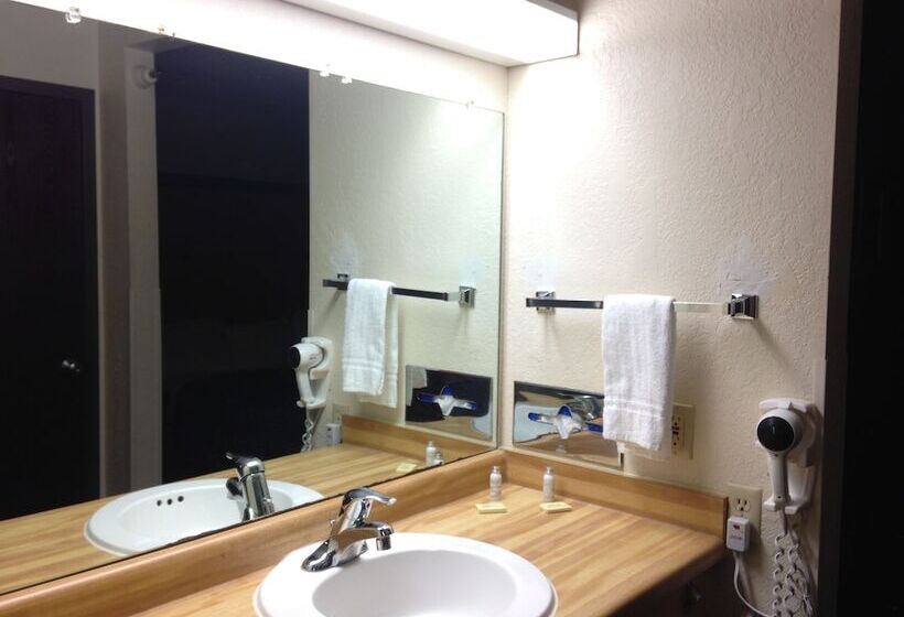 فندق Travelodge By Wyndham Brooklyn Center