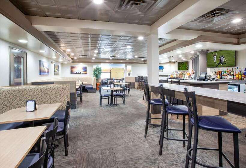 Отель Wingate By Wyndham Detroit Metro Airport