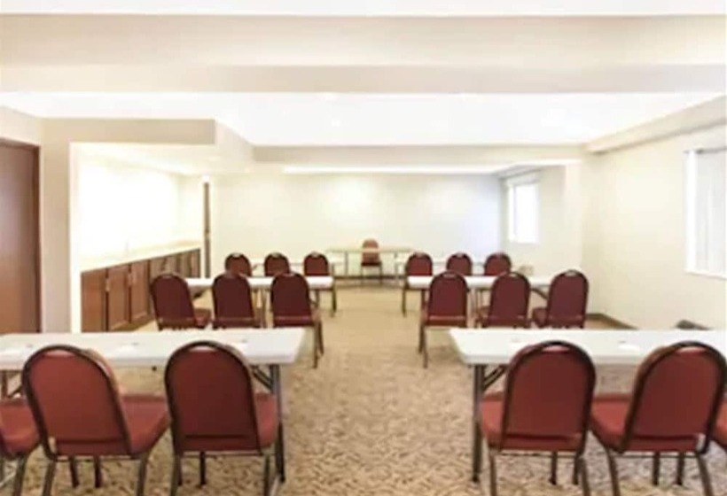 Отель Wingate By Wyndham Detroit Metro Airport