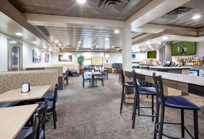 Отель Wingate By Wyndham Detroit Metro Airport