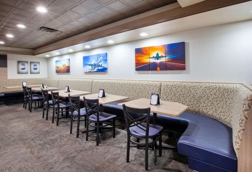 Отель Wingate By Wyndham Detroit Metro Airport