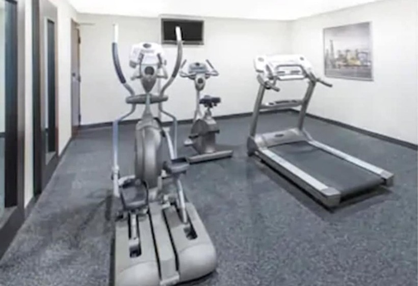 Отель Wingate By Wyndham Detroit Metro Airport