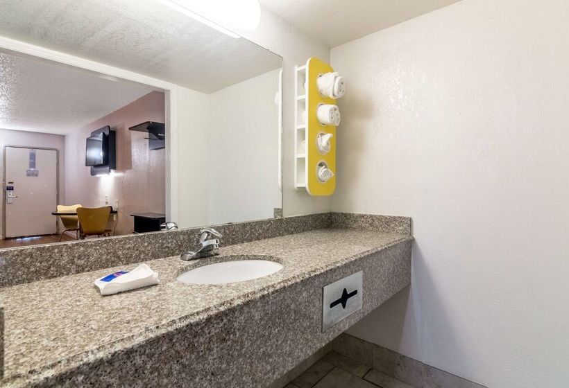 فندق على الطريق Whitten Inn