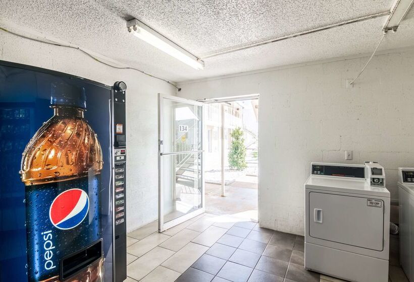 فندق على الطريق Whitten Inn