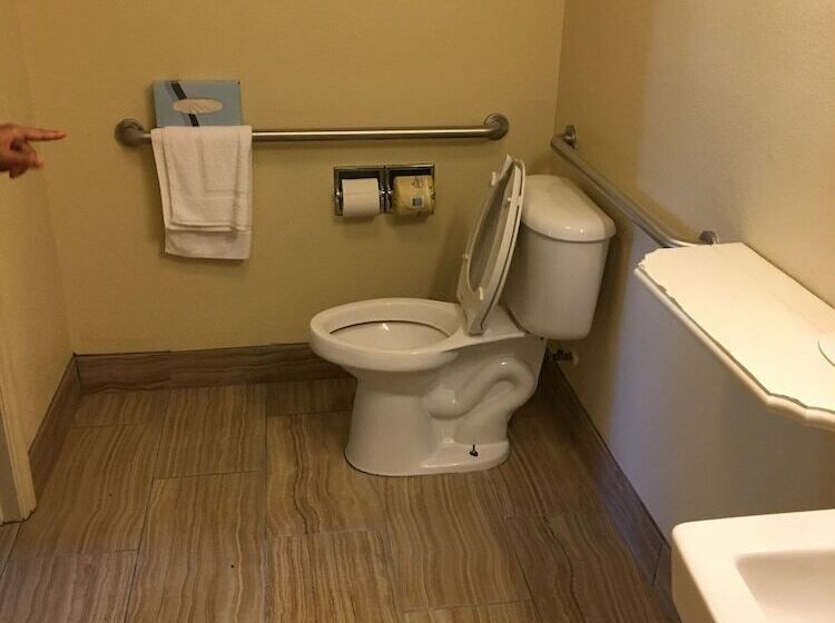 فندق على الطريق Days Inn By Wyndham Brooksville