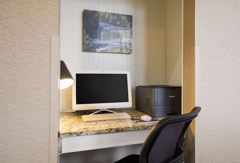 Отель Best Western Harbour Pointe Lakefront