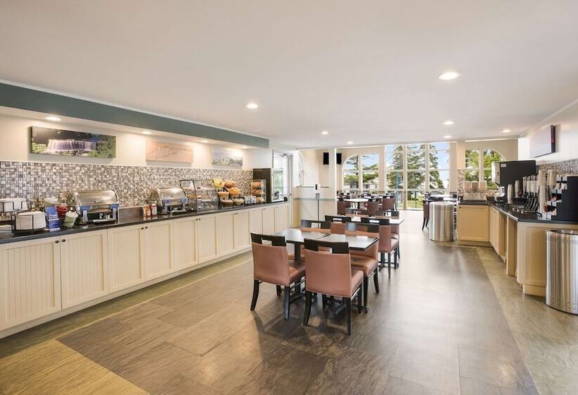 Отель Best Western Harbour Pointe Lakefront