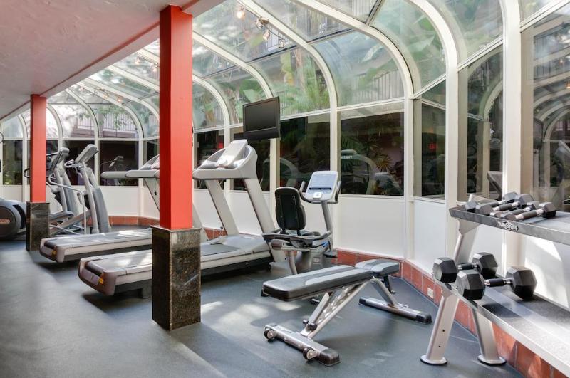 Buena Park Grand Hotel & Suites