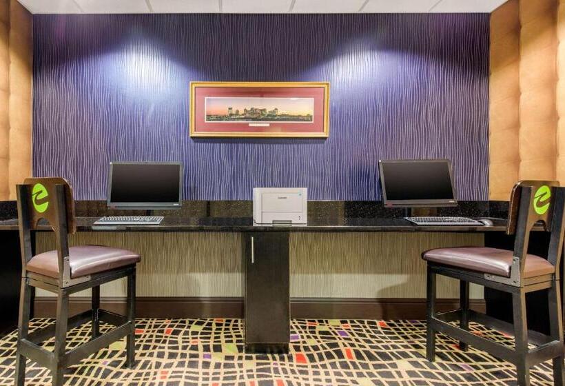 هتل Holiday Inn Nashville Downtown   Stadium, An Ihg
