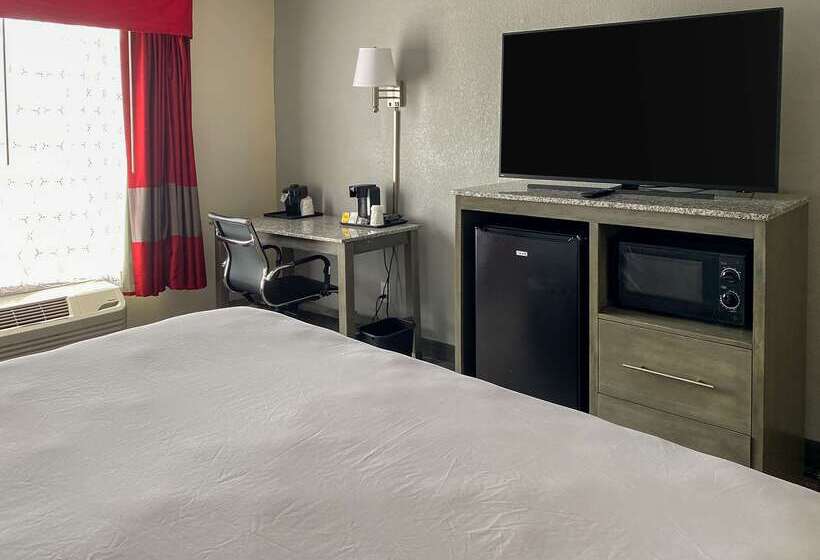 هتل Clarion Pointe   Greensboro Coliseum Area