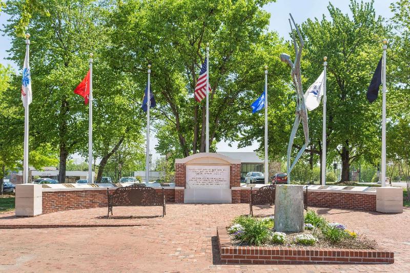 酒店 Clarion Pointe Greensboro Coliseum Area