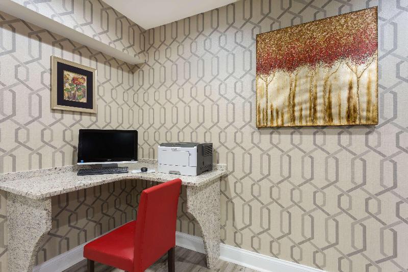 酒店 Clarion Pointe Greensboro Coliseum Area