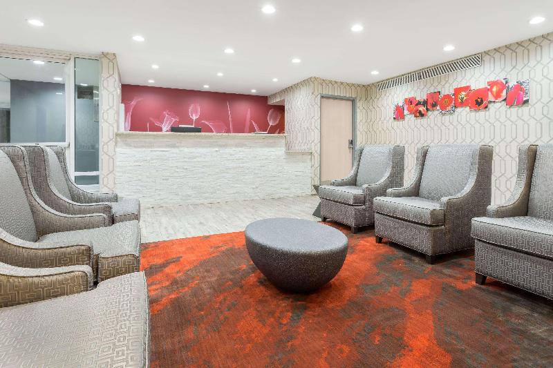 酒店 Clarion Pointe Greensboro Coliseum Area