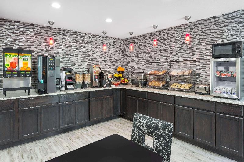 هتل Clarion Pointe   Greensboro Coliseum Area