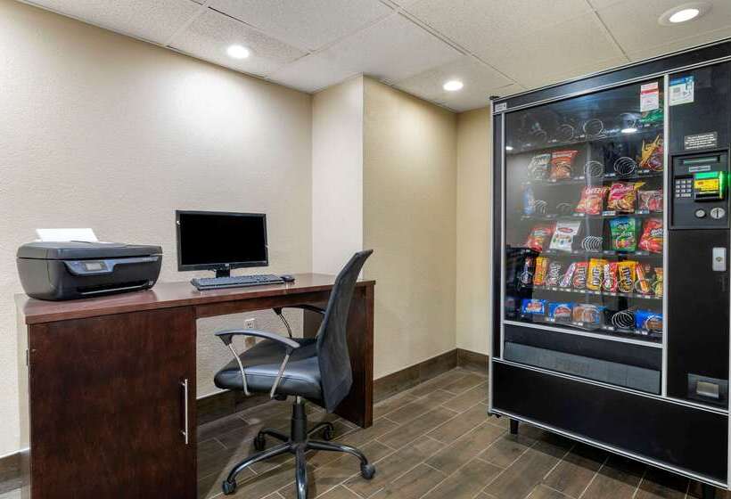 فندق Comfort Inn & Suites North At The Pyramids