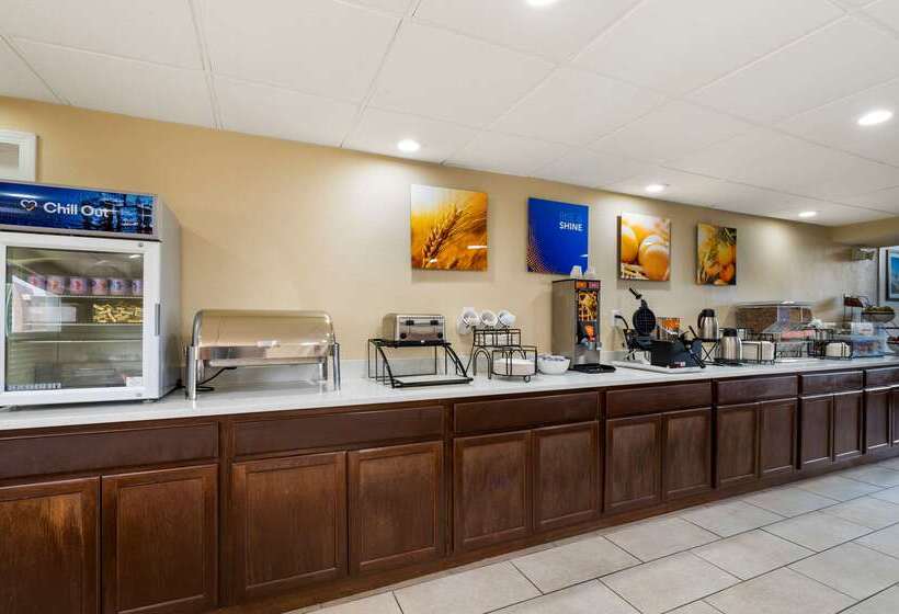 فندق Comfort Inn & Suites North At The Pyramids