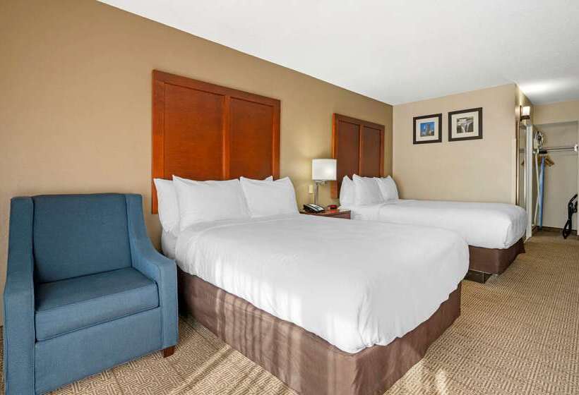 فندق Comfort Inn & Suites North At The Pyramids