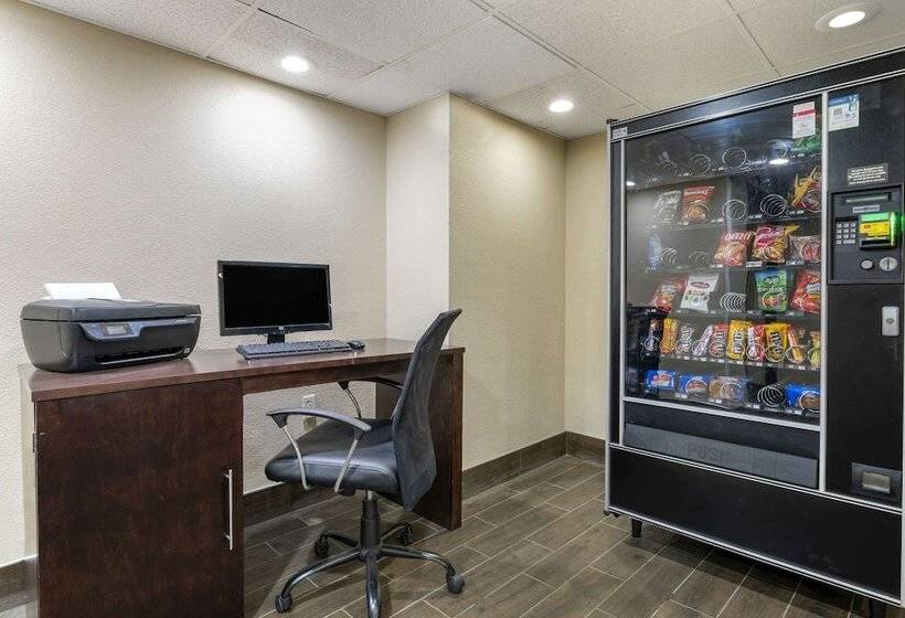 فندق Comfort Inn & Suites North At The Pyramids