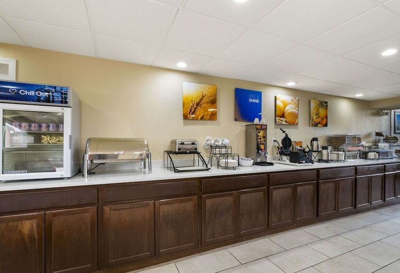 فندق Comfort Inn & Suites North At The Pyramids