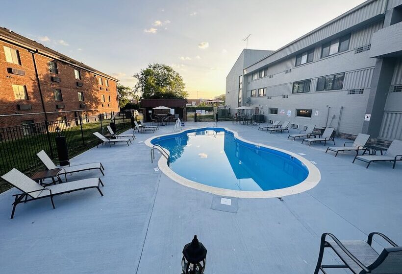 فندق Comfort Inn & Suites North At The Pyramids