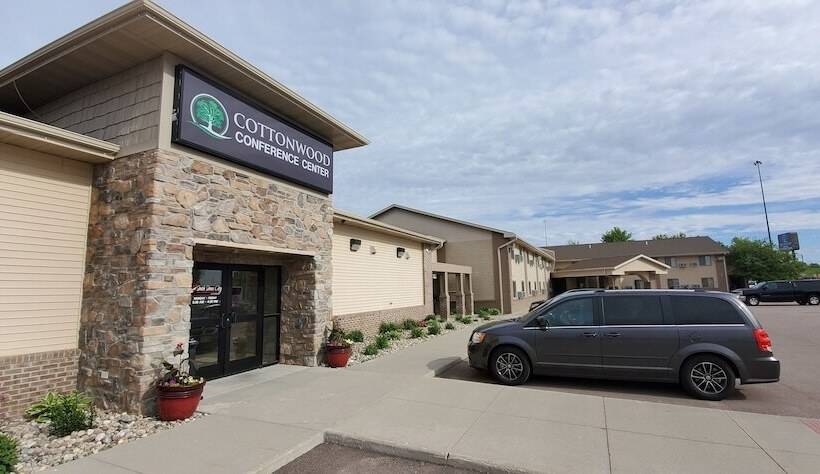בית מלון כפרי Cottonwood Inn And Conference Center