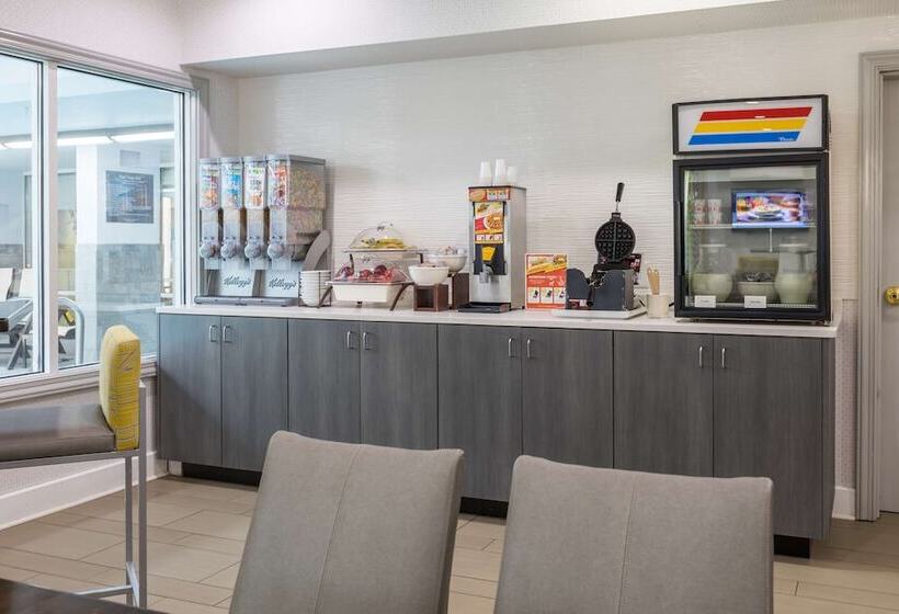 Отель Country Inn & Suites By Radisson Asheville Downtown Tunnel Road