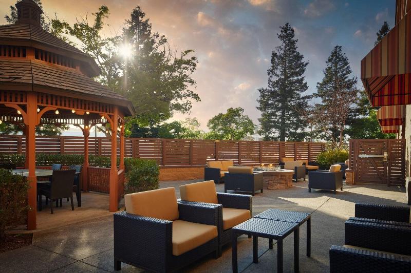 فندق Courtyard By Marriott Santa Rosa