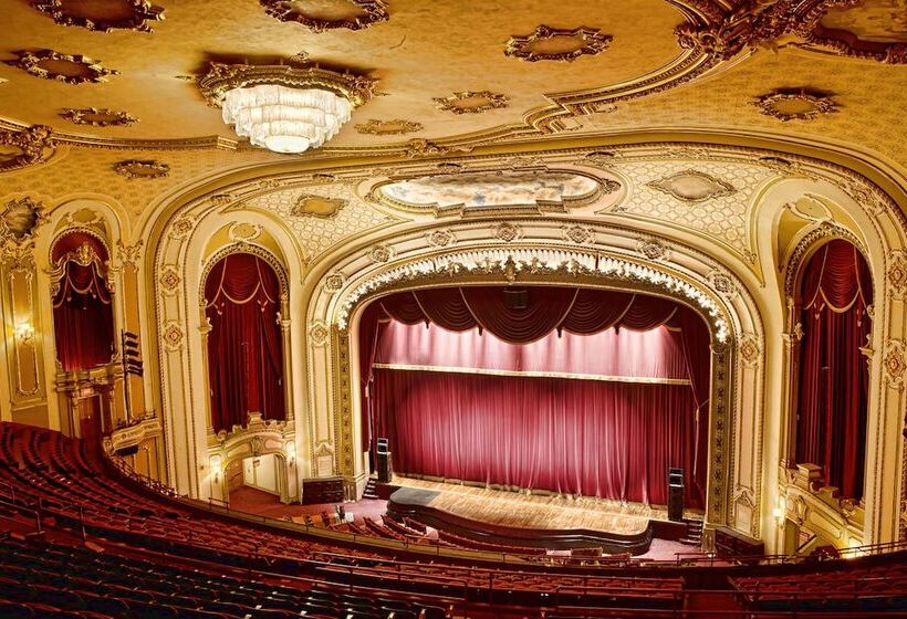 בית מלון כפרי Crowne Plaza Albany  The Desmond