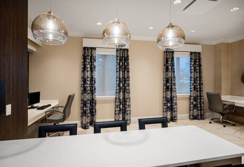 בית מלון כפרי Crowne Plaza Albany  The Desmond