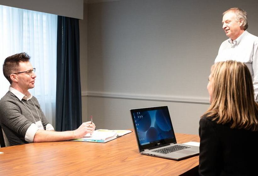 בית מלון כפרי Crowne Plaza Albany  The Desmond