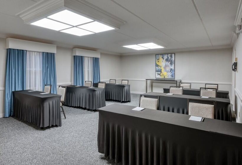 בית מלון כפרי Crowne Plaza Albany  The Desmond