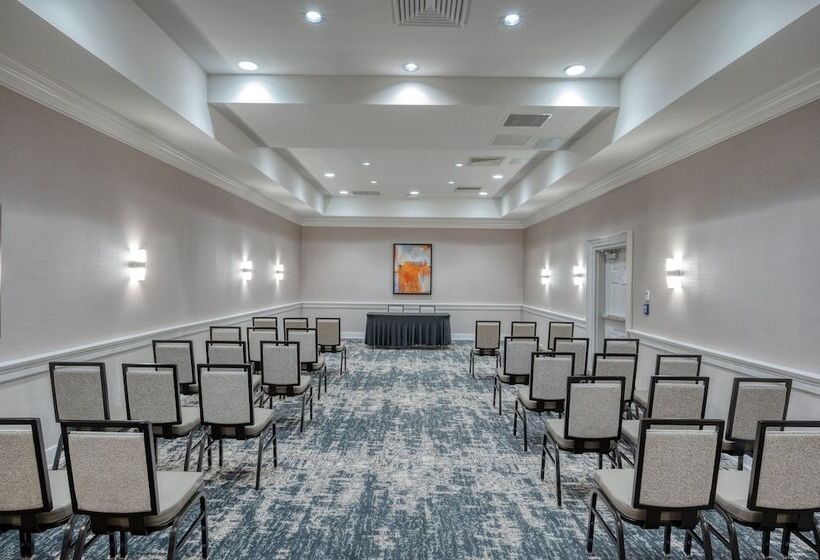 בית מלון כפרי Crowne Plaza Albany  The Desmond