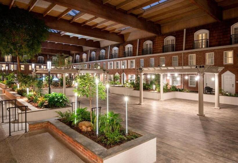 בית מלון כפרי Crowne Plaza Albany  The Desmond