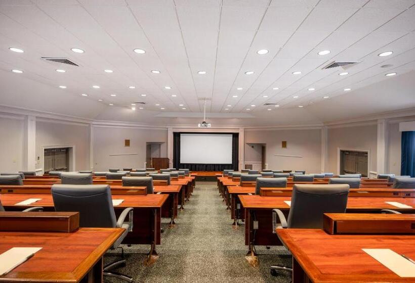 בית מלון כפרי Crowne Plaza Albany  The Desmond