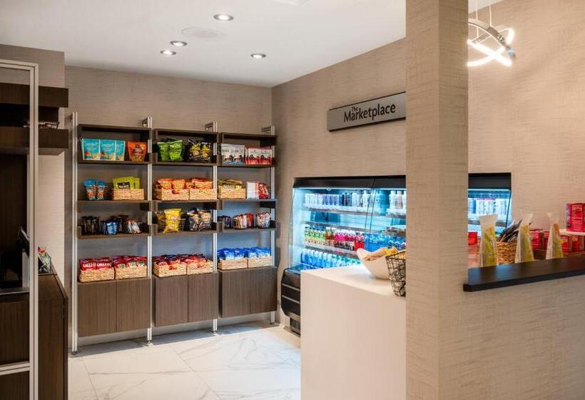 בית מלון כפרי Crowne Plaza Albany  The Desmond