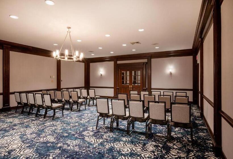 בית מלון כפרי Crowne Plaza Albany  The Desmond