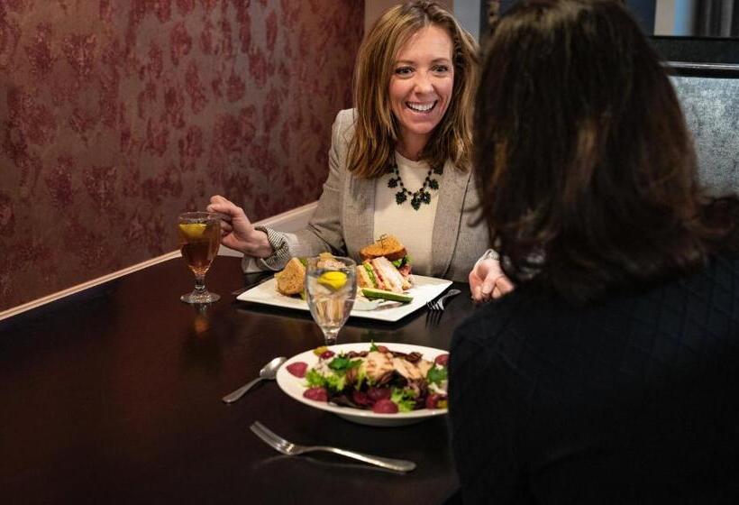 בית מלון כפרי Crowne Plaza Albany  The Desmond