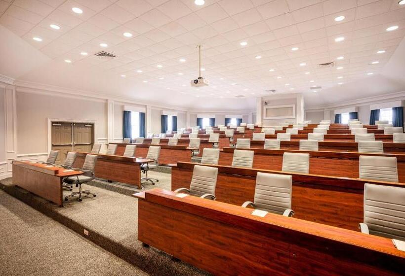 בית מלון כפרי Crowne Plaza Albany  The Desmond