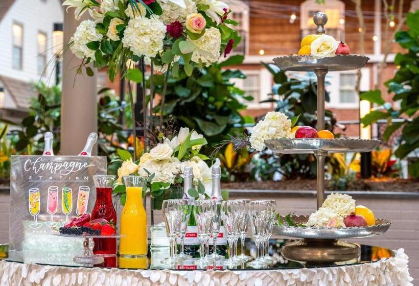 בית מלון כפרי Crowne Plaza Albany  The Desmond