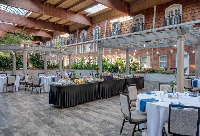 בית מלון כפרי Crowne Plaza Albany  The Desmond